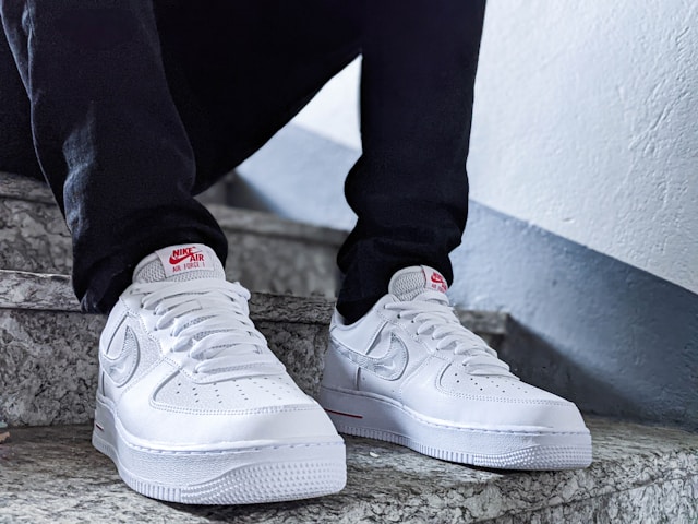 zapatos blancos con pantalon negro
